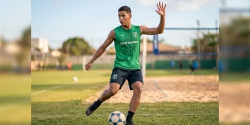 Jovem atleta versátil em movimento, simbolizando a transição entre futebol e vôlei em um campo de treino ao ar livre, com foco na mentalidade de campeão e no desenvolvimento de habilidades.